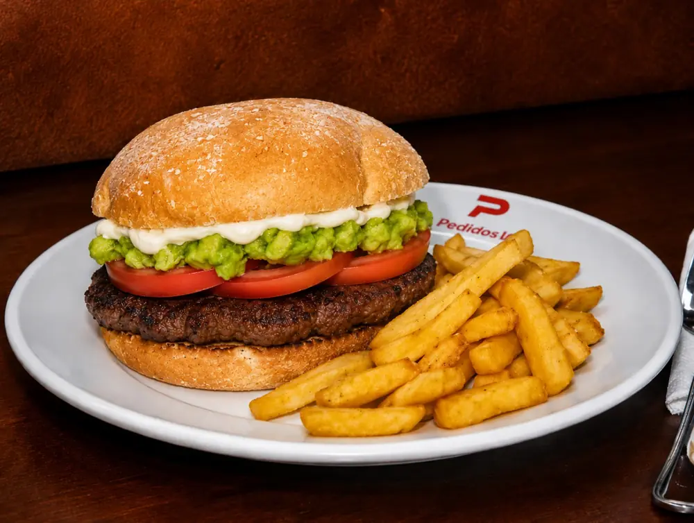 Hamburguesa con palta, tomate y mayonesa acompañada de papas fritas