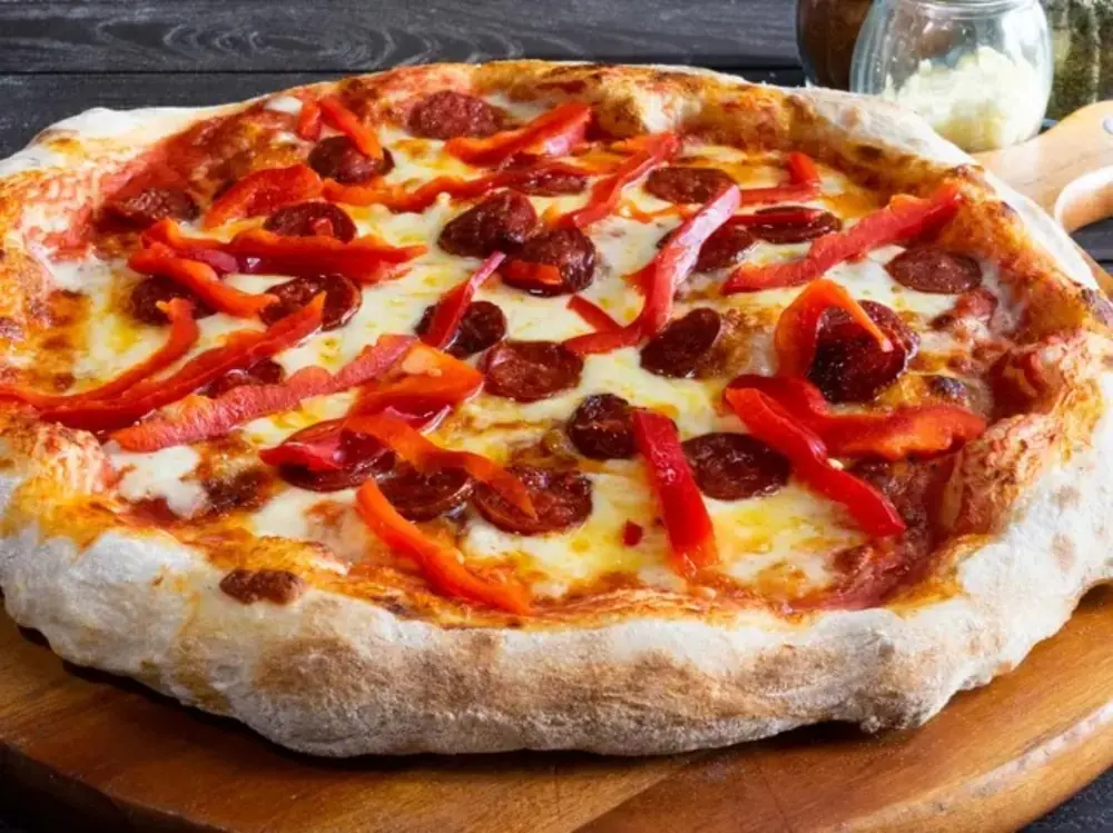 Pizza artesanal con chorizo y pimentón rojo