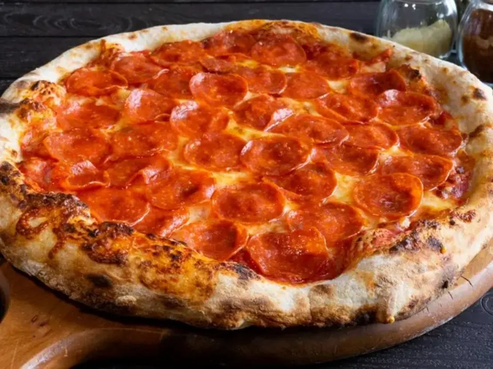 Pizza artesanal con pepperoni