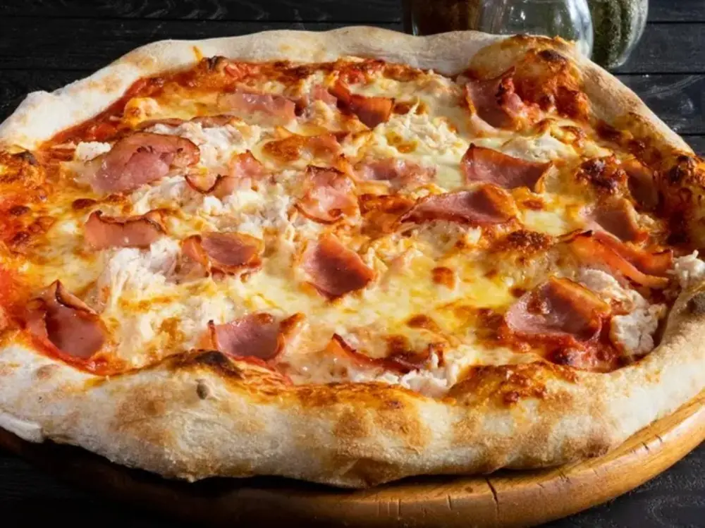 Pizza artesanal con pollo y jamón
