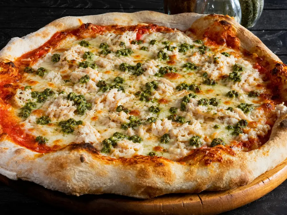 Pizza artesanal con pollo y pesto