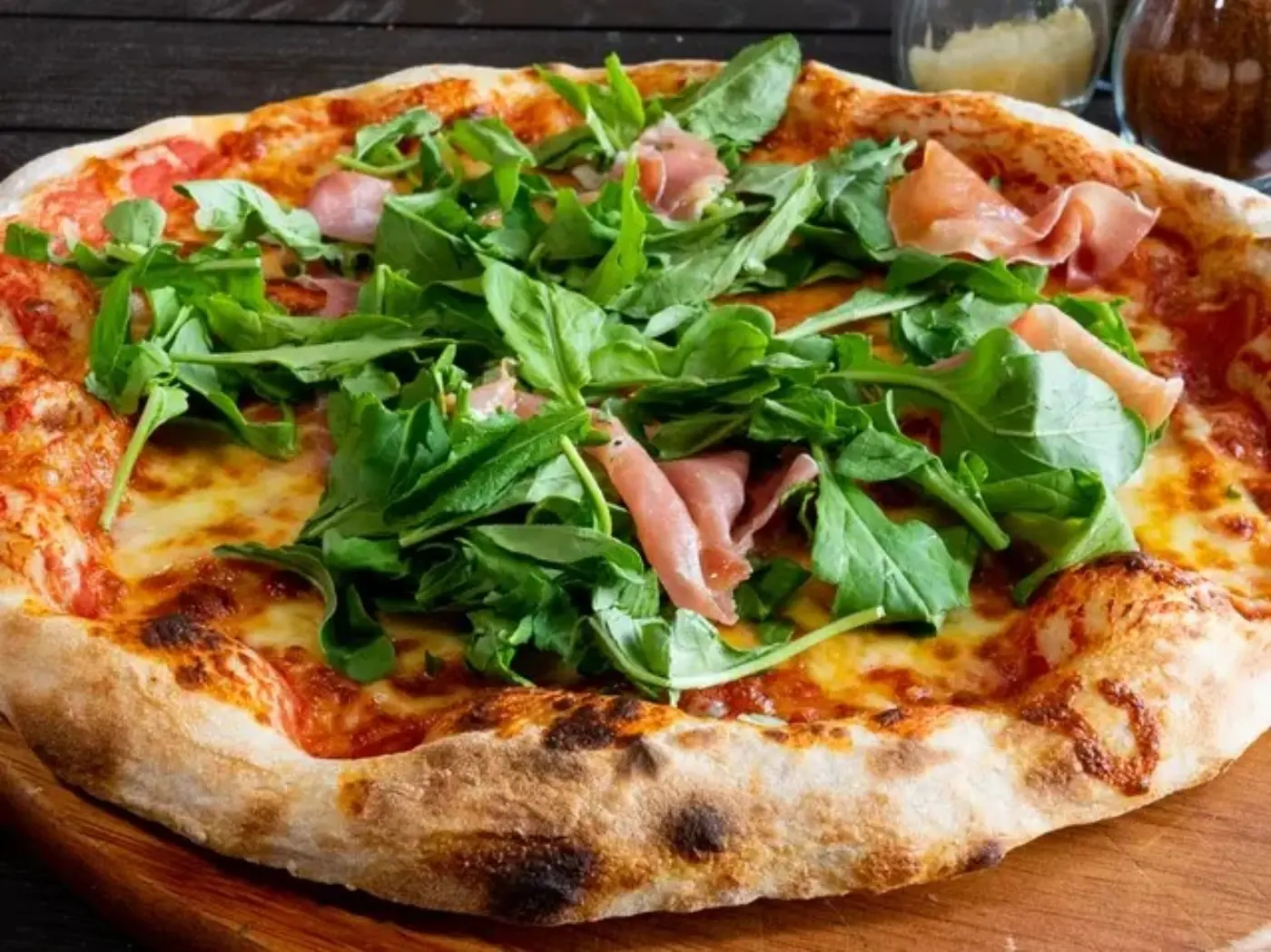 Detalle de pizza artesanal con rúcula